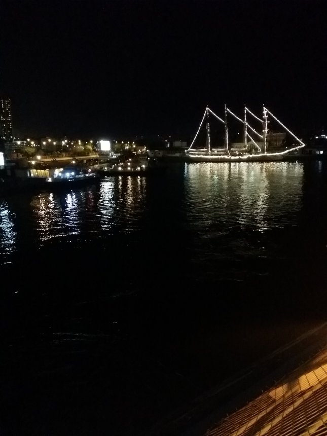 Puerto Madero y a small illuminated boat.